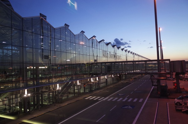 Köln/Bonn空港に到着!携帯ショップが閉まってSIMゲットできず。ホテルまでの道のりがわからん。 img