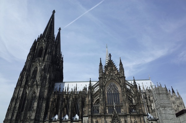 デカ過ぎて圧巻!ケルン大聖堂の中に入ってきたよ。 img